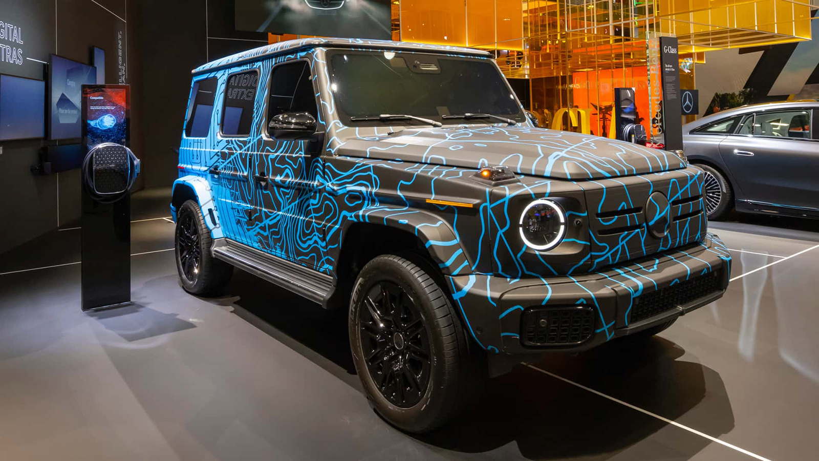 H ηλεκτρική Mercedes G-Class ντριφτάρει πάνω σε μια παγωμένη λίμνη